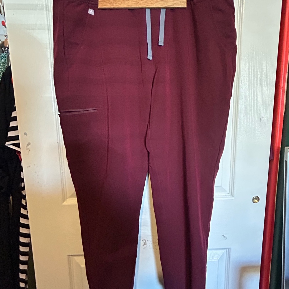 Figs women’s Scrub pants joggers in Burgundy (XL)